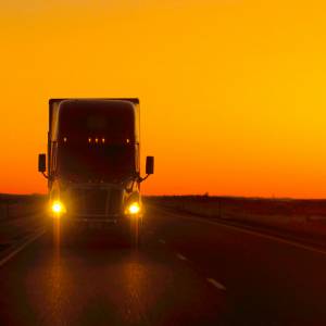 Drogowy pociąg. Rozpoczynają się testy olbrzymich ciężarówek 