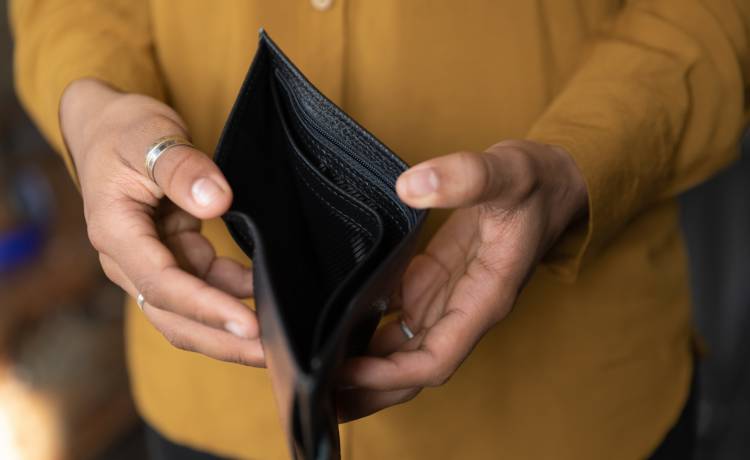 Policja: "Uwaga na fałszywe SMS-y!". Służby ostrzegają przed oszustami 