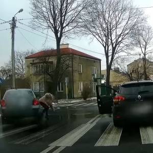 Doprowadził do kolizji i potrącił poszkodowaną! Skandaliczne zachowanie kierującego [WIDEO]