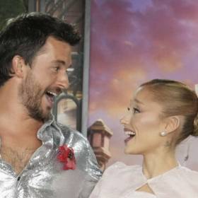 Wielki powrót Ariany Grande. U jej boku Jonathan Bailey