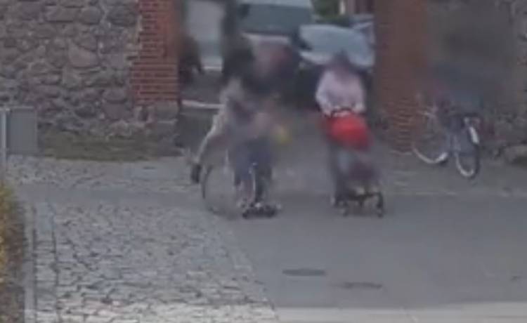 Rowerzysta uderzył w 7-letnią dziewczynkę i odjechał. Policja publikuje nagranie [WIDEO]