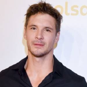 Mikołaj Roznerski o doniesieniach na swój temat. Nawiązał do informacji o ślubie oraz do fałszywych kont w sieci 