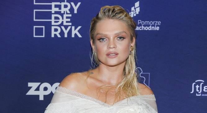 Margaret pokazała nagi biust. Odważne bikini z wycięciami to ryzykowny wybór. O wpadkę nietrudno [FOTO]