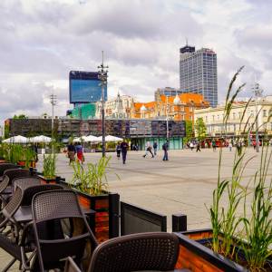 Pan Leoncjusz z Katowic wychodzi na ulice, by poprawiać nastrój przechodniom. Senior słynie z nietypowej pasji! [WIDEO]