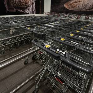 Te wózki w sklepach mają dodatkową funkcję! Klienci nie mają o tym pojęcia