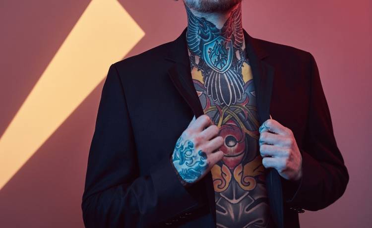 Nauczyciel z podstawówki jest "płótnem dla tatuatorów". Wytatuowanie gałek ocznych i usunięcie pępka były początkiem jego przemiany [FOTO]