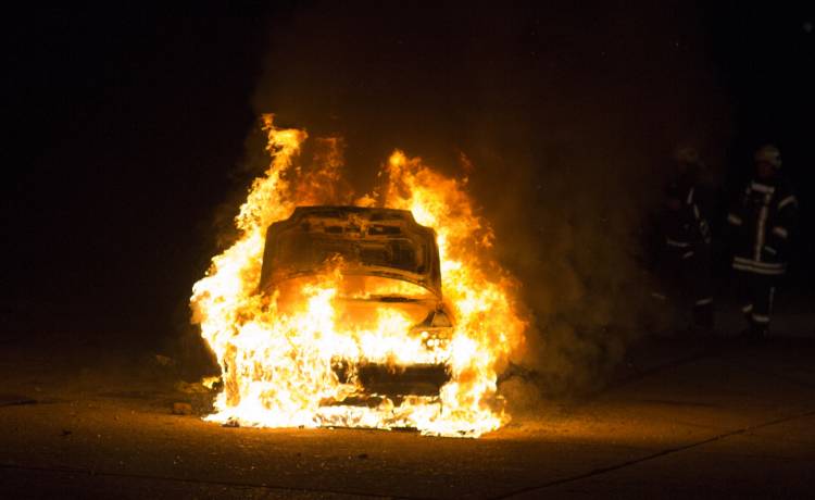 Papieros wpadł przez okno samochodu i odpalił fajerwerki. Nastąpił wybuch [WIDEO]