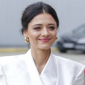 Adriana Kalska w białej sukni namiętnie całuje serialowego partnera. Pokazała wymowny kadr! 