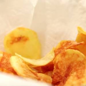 Domowe chipsy z ziemniaków. Jak je zrobić? Przygotowanie chrupiącej przekąski trwa kilkanaście minut!