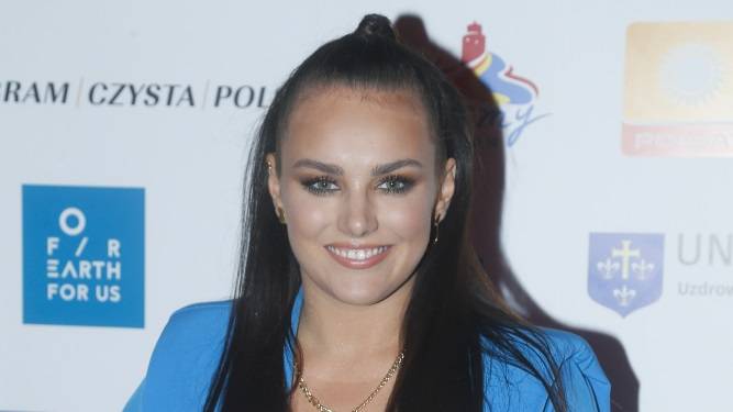 Ewa Farna platynową blondynką. Fryzjer gwiazd zafundował jej oszałamiającą metamorfozę!