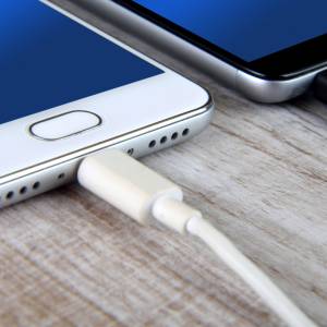 Wycofują tę ładowarkę z rynku. Jej używanie grozi oparzeniami i porażeniem prądem