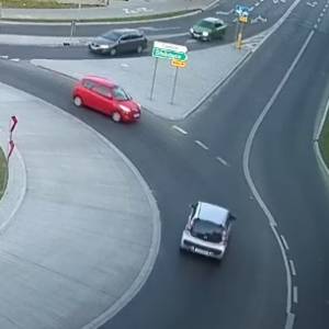 Pojechał na rondzie w lewo i pod prąd. Rondo w Raciborzu przerasta kierowców [WIDEO]