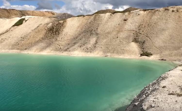 Wlali czarny barwnik do urokliwego jeziorka. Policja z Buxton chce, by ludzie pozostali w domach