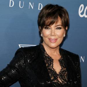 Siostry Kardashian na tematycznej imprezie urodzinowej. Przebrały się za własną mamę! [FOTO]