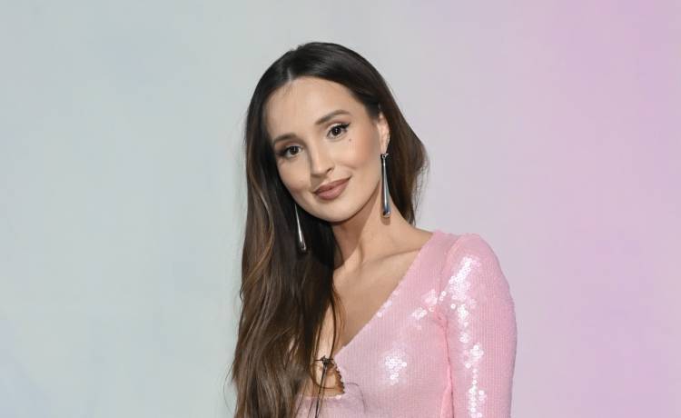 W takim stroju Marina Łuczenko ruszyła do studia! Ukochana Szczęsnego kwitnie: "Obłędna uroda" [FOTO]