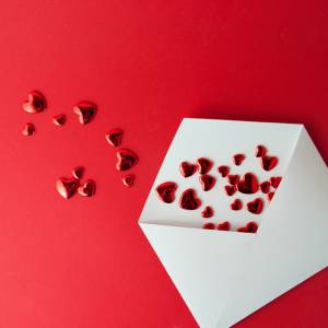 Wierszyki na Walentynki. Podpowiadamy, jak wyznać swoje uczucia ukochanej osobie!                                                        