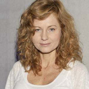 58-letnia Ewa Skibińska ubrała prześwitujący strój i stanęła przed obiektywem. Nowe zdjęcie aktorki trafiło do sieci! 