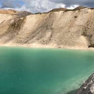 Wlali czarny barwnik do urokliwego jeziorka. Policja z Buxton chce, by ludzie pozostali w domach