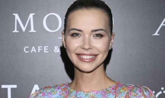 Sandra Kubicka wygrzewa się na brzegu basenu. Modelka pozuje w bikini! [ZDJĘCIE]