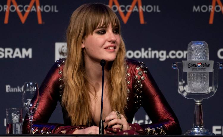 Victoria de Angelis odsłania ciało. Głęboki dekolt i rozdarte rajstopy [FOTO]