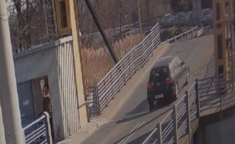 Przeskoczyła samochodem przez most zwodzony. Policja opublikowała nagranie [WIDEO]