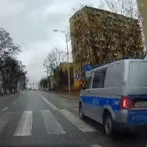 Wyprzedzał radiowozem przed pasami. Policjant otrzyma zasłużoną karę? [WIDEO]