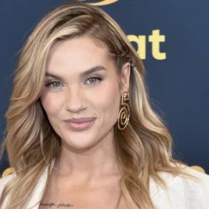 Karolina Gilon bez skrępowania prezentuje ociekające wodą ciało. Mokry strój kąpielowy podkreślił wszystkie jej atuty! [WIDEO]