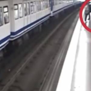 O krok od tragedii po kołami pociągu. Nagranie z monitoringu ku przestrodze [WIDEO]