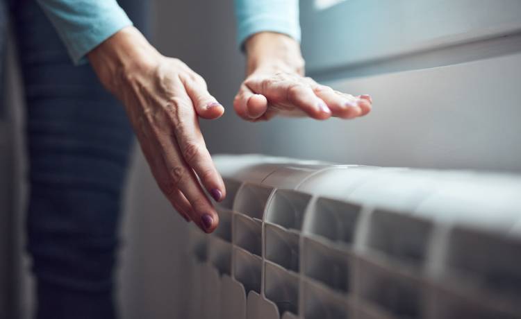 Nadchodzą silne mrozy. Co zrobić, żeby utrzymać ciepło w mieszkaniu?