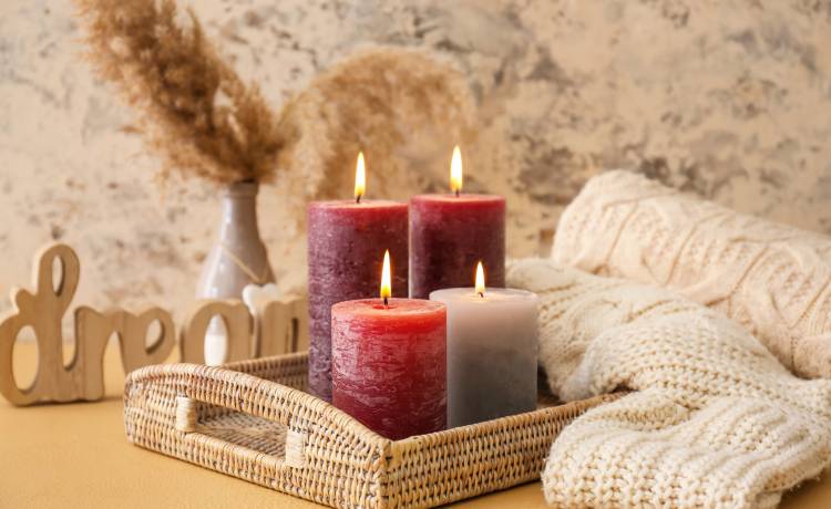 Nie musisz wyrzucać obrusu. Oto 3 skuteczne sposoby na usuniecie plam z wosku 