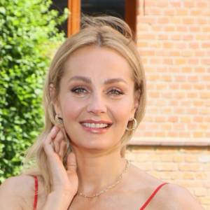 Małgorzata Socha założyła suknię z głębokim dekoltem i zapozowała do zdjęcia. Internauci nie wiedzą, gdzie podziać wzrok! 