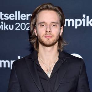 Maciej Musiał w łóżku eksponuje wyrzeźbione plecy. Fanki: "Boże, Maciek" [FOTO]