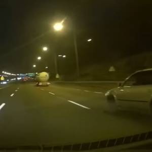 Chwile grozy na autostradzie A4. Samochód obrócił się o 360 stopni! [WIDEO]