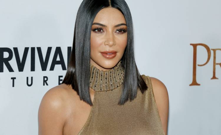 Kim Kardashian eksponuje wdzięki na plaży. Gorący kadr trafił do sieci [FOTO]