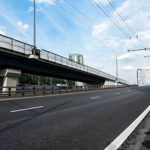 Wjechał pod prąd na autostradę. Nierozważny kierowca spowodował kolizję
