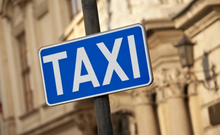 Zaskakujący finał kursu taksówką. Mężczyzna nie trafił do domu, ale do policyjnego aresztu