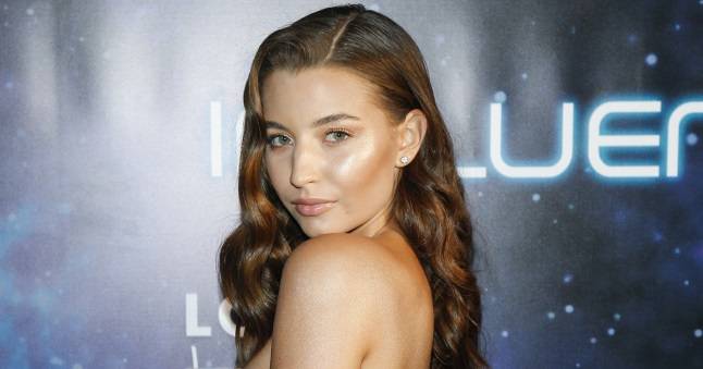 Julia Wieniawa pozdrawia prosto z plaży w nietypowej pozie. "Ale z Ciebie akrobatka!"- komentują fani