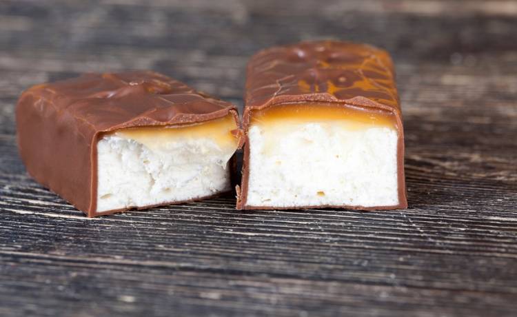 Trzy partie batonów wycofane z obrotu. Powodem plastikowy element w produktach! 