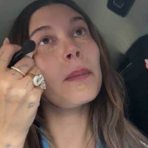 Jak zrobić aperol spritz make up? Hailey Bieber poleca. Jeden kosmetyk jest kluczowy!