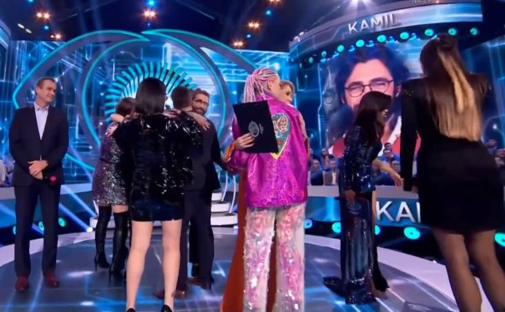 "Big Brother 2". Panika na scenie. Filip Chajzer rzucił się uczestniczce na ratunek