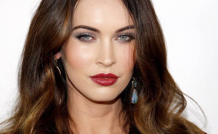 Niemal naga Megan Fox i namiętna Kourtney Kardashian całują się w łazience. Przesadziły? Te zdjęcia oburzyły miliony internautów! [FOTO]