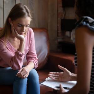 Kłamstwo, a może nieśmiałość? Co oznacza, gdy rozmówca patrzy w dół?