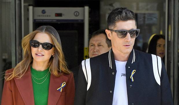 Robert Lewandowski pochwalił się rodzinnym kadrem! "Siostra i żona podobne do siebie"