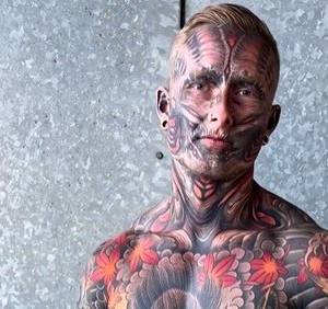 Wytatuował prawie całe ciało. Rodzice go nie akceptują, nie może znaleźć dziewczyny