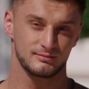 "Love Island 7". Burza w komentarzach po prezentacji nowego uczestnika. Nie jest singlem? Widzowie mają podejrzenia! 