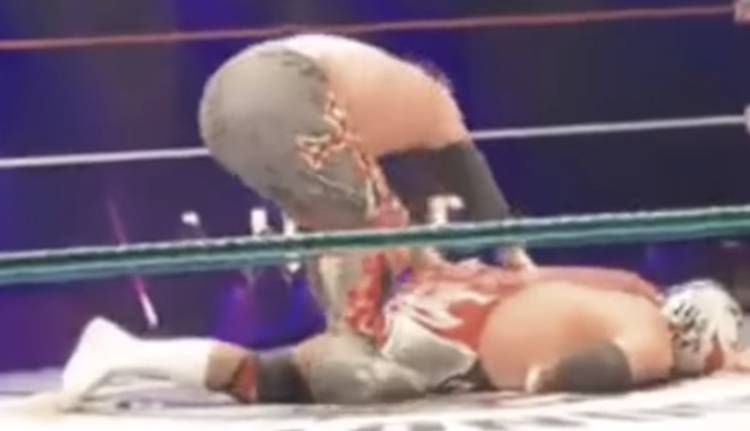 Kibice myśleli, że to element show. Wrestler zmarł na ringu