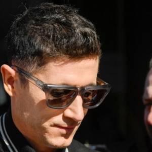 Robert Lewandowski zrobił niespodziankę dzieciom w szpitalu. Odwiedził je z drużyną FC Barcelony! [FOTO]