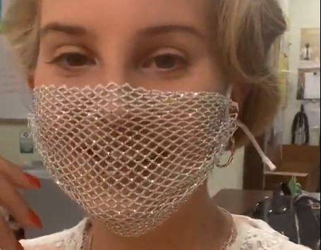Lana Del Rey w maseczce z siatki na spotkaniu z fanami. "Zakładaj normalną maskę!" - grzmią fani