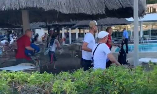 Turyści walczyli o leżaki nad basenem. Nagranie z Majorki to hit [WIDEO]