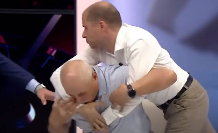 Bójka podczas programu na żywo! Jeden z polityków stracił przytomność [WIDEO]